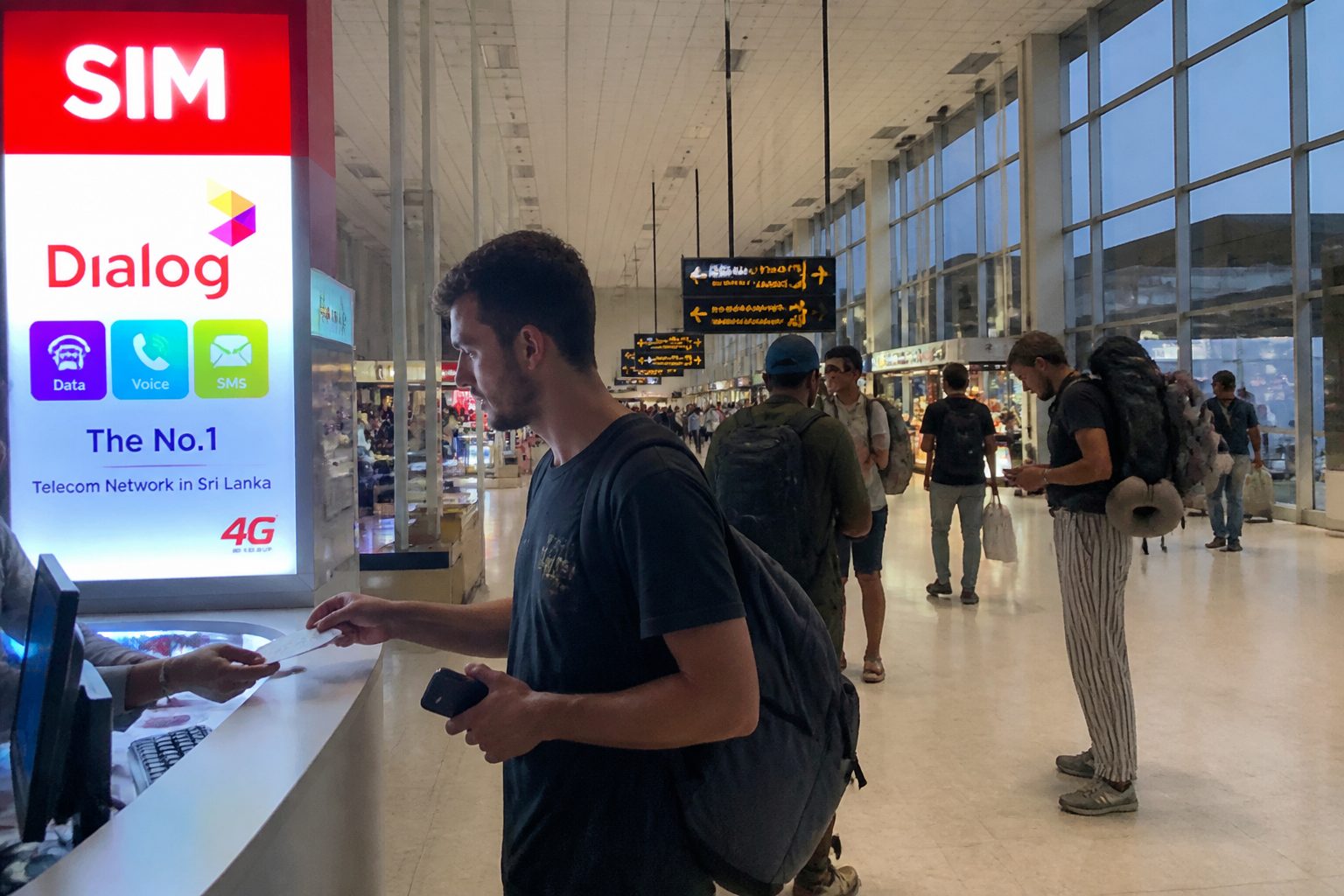 24 השעות הראשונות בסרי לנקה — SIM, כספומט, מונית ולינה